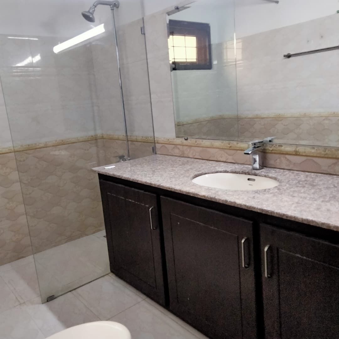 Ensemble douche/baignoire, sèche-cheveux, savon, papier toilette