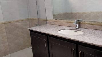 Ensemble douche/baignoire, sĂšche-cheveux, savon, papier toilette