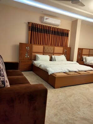 8 bedrooms, free WiFi, bed sheets