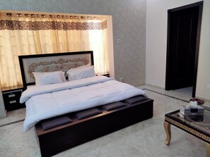 8 bedrooms, free WiFi, bed sheets