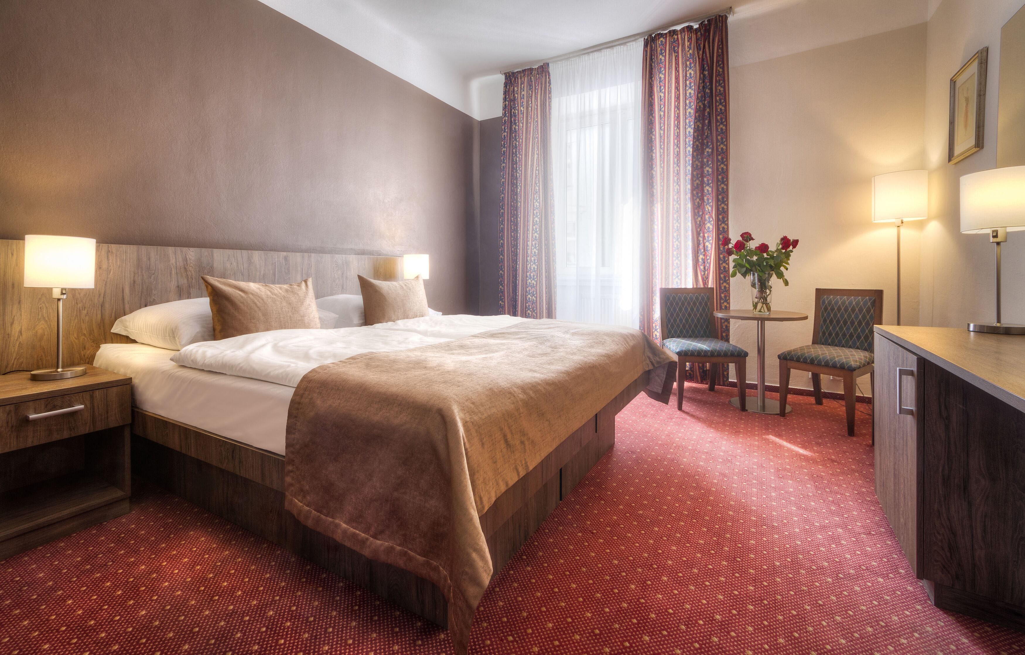 standard double room | 1 bedroom, hypo-allergenic bedding, desk, blackout curtains