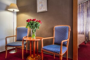 Roupas de cama antialérgicas, escrivaninha, cortinas blackout