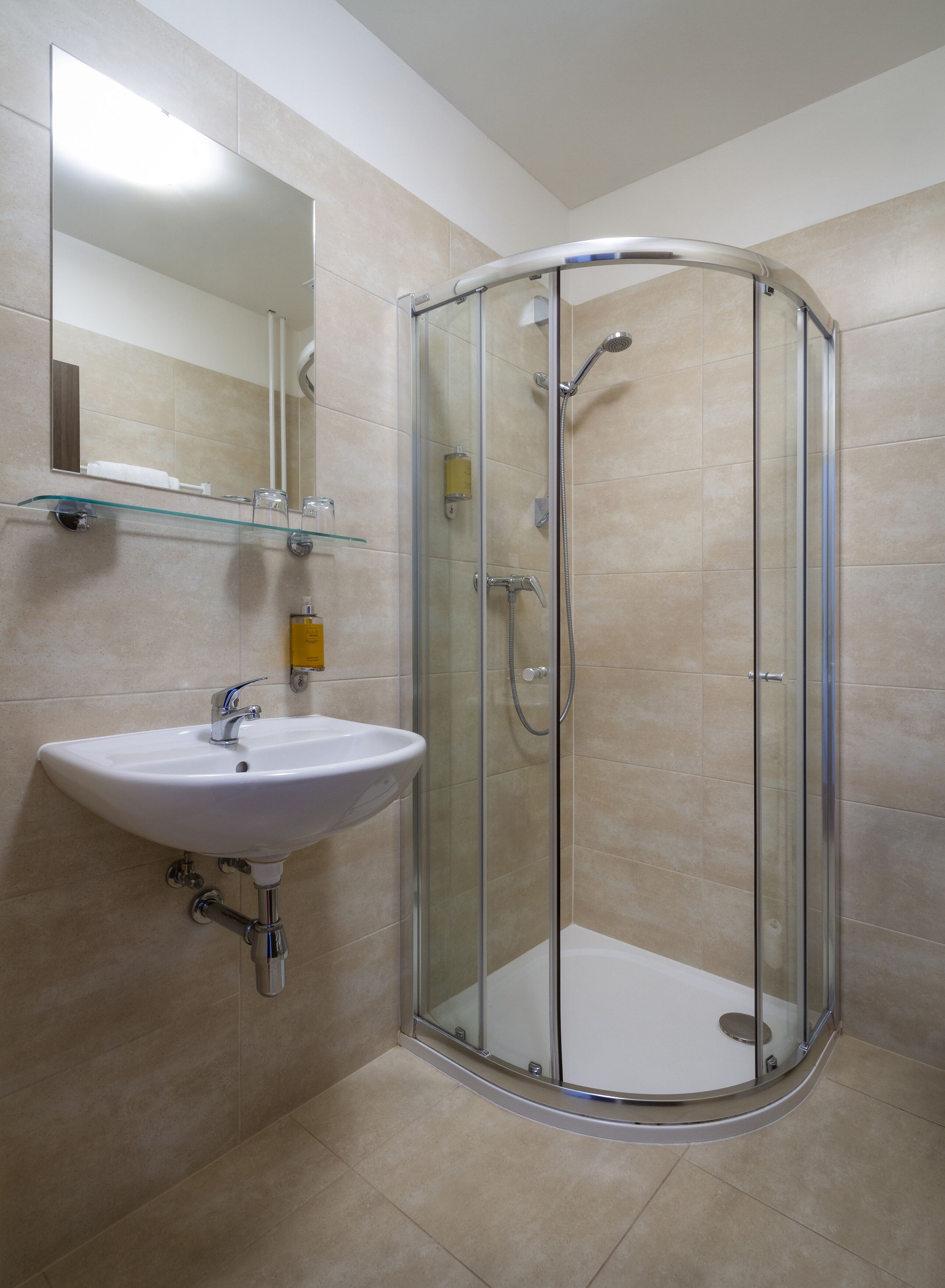 standard single room | bathroom | shower, eco-friendly toiletries, hair dryer, towels