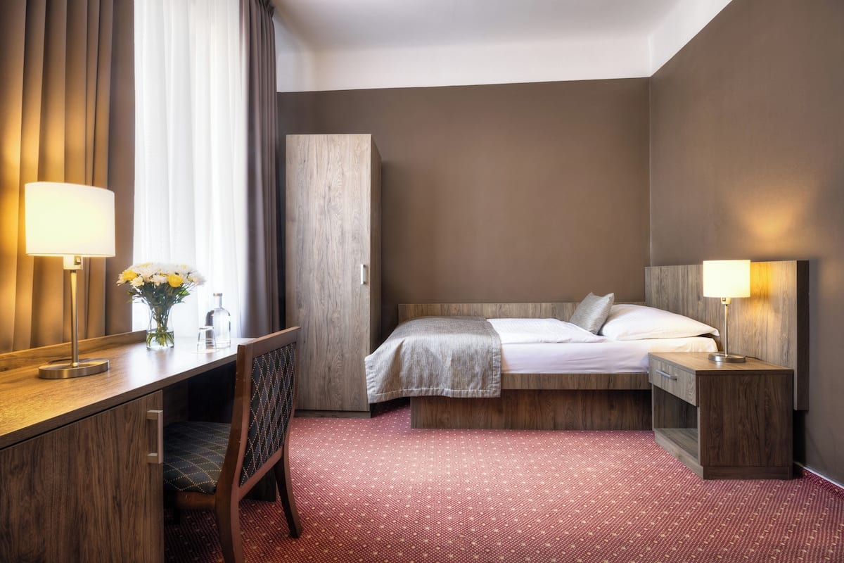 Standard Single Room | Hypo-allergenic bedding available, desk, blackout drapes, WiFi (free)