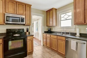 House, 3 Bedrooms | Private kitchen | Fridge, oven, coffee/tea maker, toaster - Newly Renovated Home in Downtown Fernandina Beach, A Block Away from Centre Street by RedAwning (Fernandina Beach)