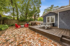 House, 3 Bedrooms | Outdoor dining - Newly Renovated Home in Downtown Fernandina Beach, A Block Away from Centre Street by RedAwning (Fernandina Beach)