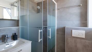 Een douche, een haardroger, handdoeken, zeep