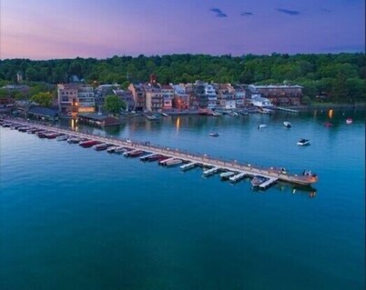 Stay in your own, private resort. 4 br with heated pool, hot tub and lake views!