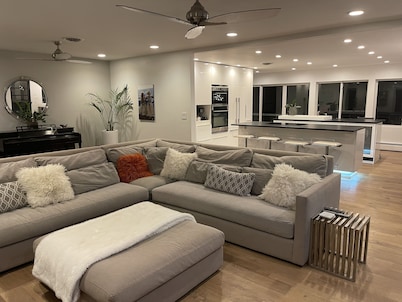 Stay in your own, private resort. 4 br with heated pool, hot tub and lake views!