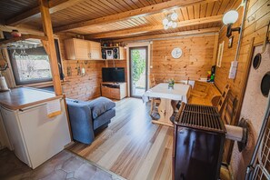 Cottage (Cottage) | Woonkamer | Een televisie en een stereo