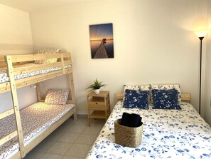 1 habitación, tabla de planchar con plancha, wifi gratis y ropa de cama