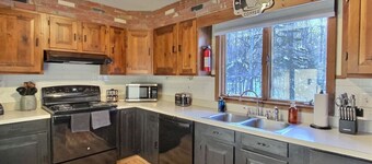 The Big Lebearski-  AC, Grill, Fire Pit, Hot tub!