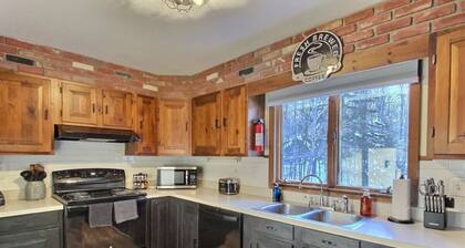 The Big Lebearski- AC, Grill, Fire Pit, Hot tub!
