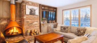 The Big Lebearski-  AC, Grill, Fire Pit, Hot tub!