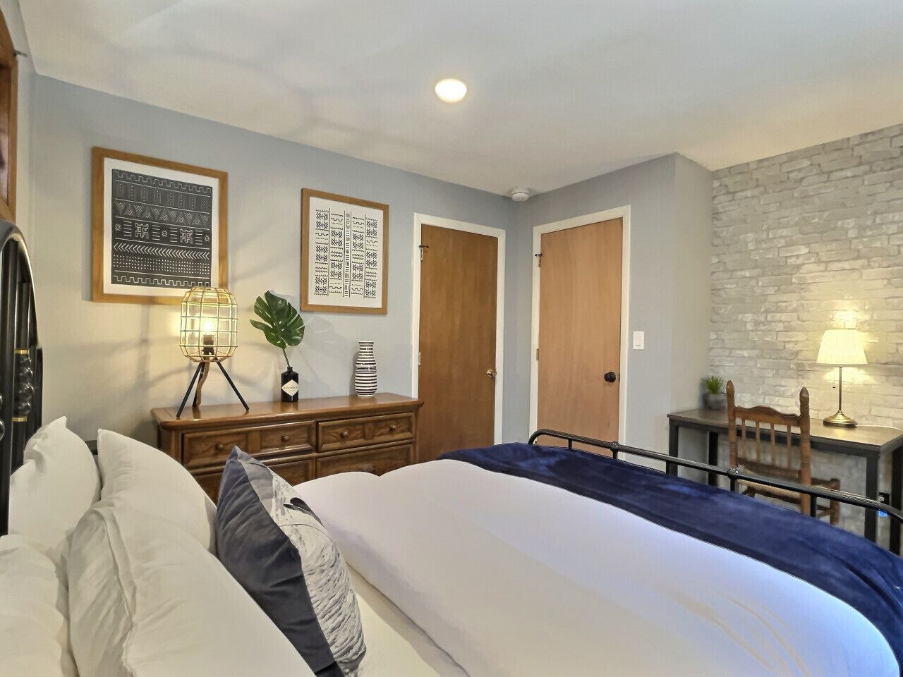 4 habitaciones, escritorio y tabla de planchar con plancha 