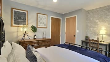 4 habitaciones, escritorio y tabla de planchar con plancha