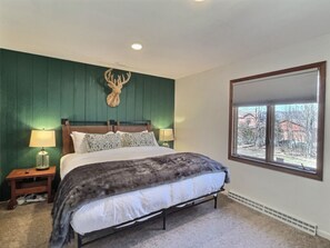 4 chambres, bureau, fer et planche à repasser, lit de bébé portatif