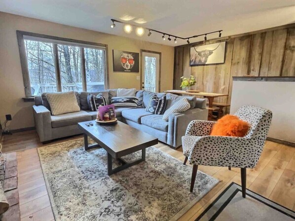 Téléviseur connecté, foyer, jeux vidéo, chaîne audio