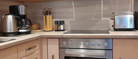 Réfrigérateur, micro-ondes, four, plaque de cuisson