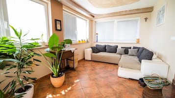 Appartamento Deluxe (Two bedroom apartment) | Soggiorno | TV, impianto stereo