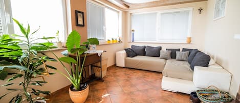 Deluxe Apartment (Two bedroom apartment) | Ruang tamu | TV, stereo