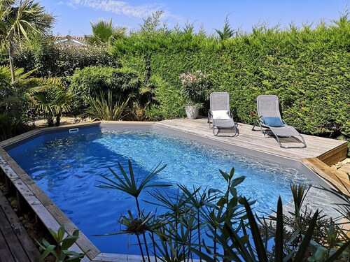 MAISON DE PLAIN PIED AVEC PISCINE SECURISEE , PROCHE PLAGE ET GOLF.