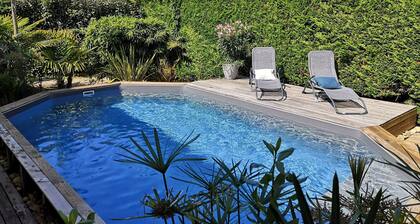 MAISON DE PLAIN PIED AVEC PISCINE SECURISEE , PROCHE PLAGE ET GOLF.