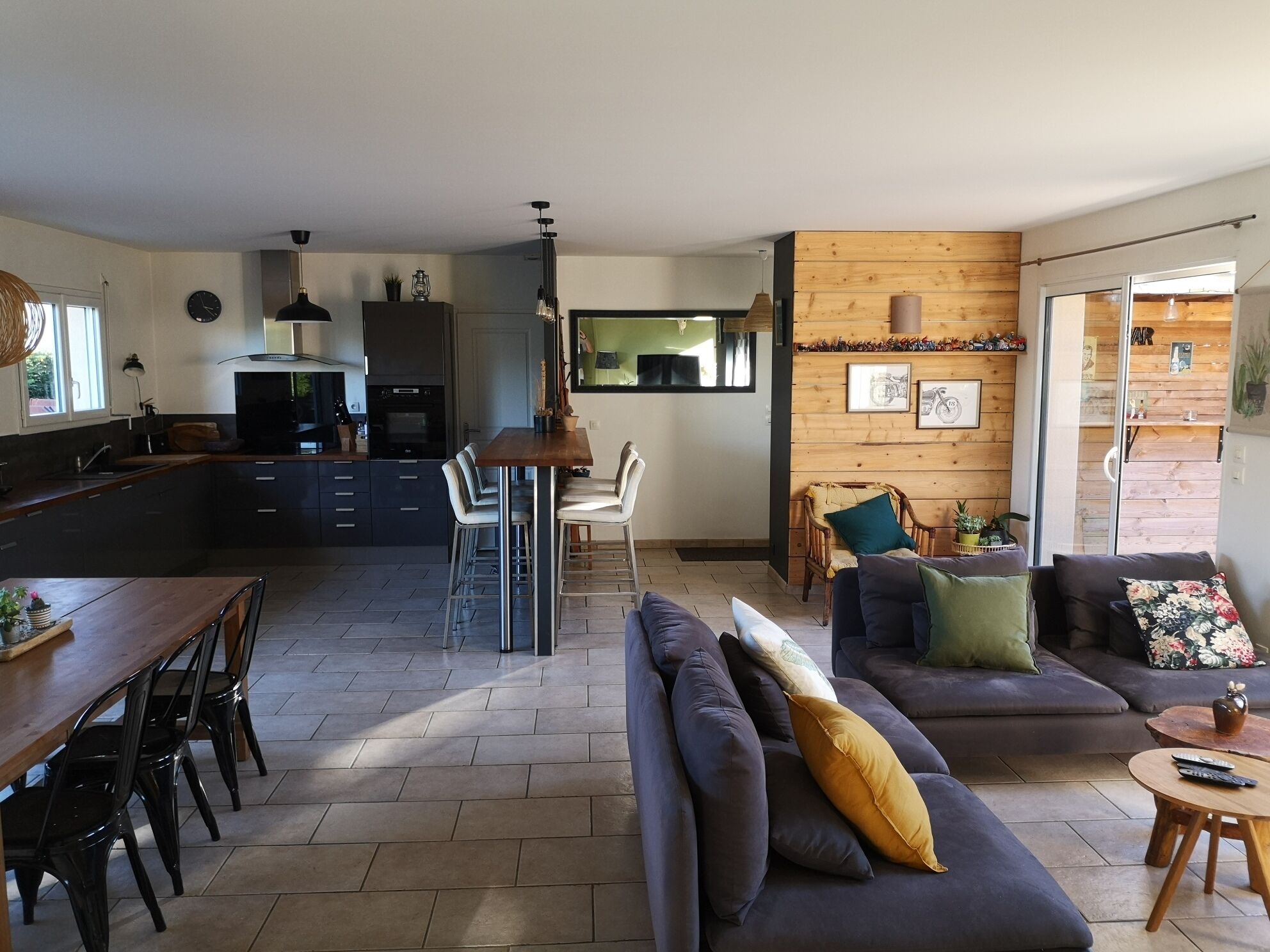 Télévision, baby-foot, table de tennis de table