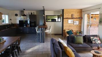 Télévision, baby-foot, table de tennis de table