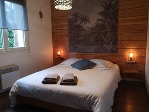 3 bedrooms, desk, iron/ironing board, travel cot