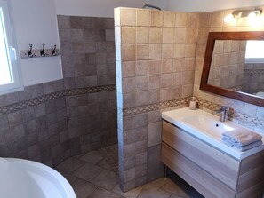 浴缸、吹风机、毛巾、卫生纸