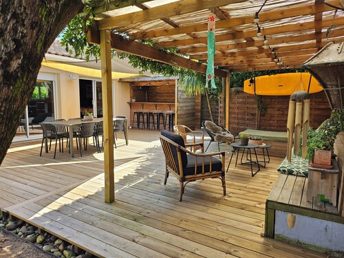 MAISON DE PLAIN PIED AVEC PISCINE SECURISEE , PROCHE PLAGE ET GOLF.