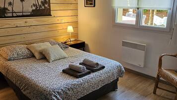 3 chambres, bureau, fer et planche Ă repasser, lit parapluie