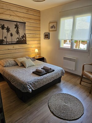 3 bedrooms, desk, iron/ironing board, travel crib