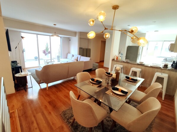 スマートテレビ、書庫、ステレオ、PC モニター