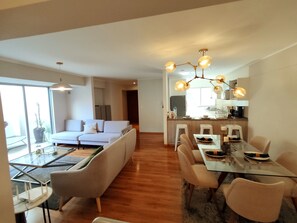 Smart-TV, bøker, stereoanlegg og PC-skjermer