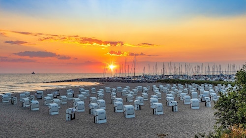 Charming apartment with sauna and large terrace, just a few steps from the beach.