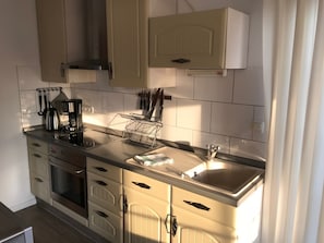 Comfort House | Private kitchen | Fridge, microwave, oven, stovetop - Haus Fischkutter (Leezdorf)
