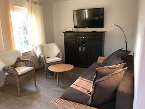 Comfort-Haus | Wohnbereich | 40-Zoll-Flachbildfernseher mit Satellitenempfang, Fernseher