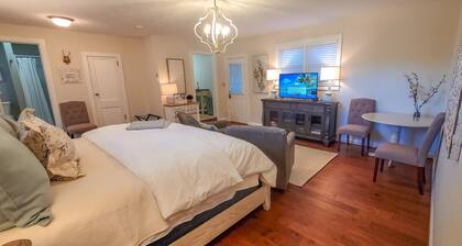 Walnut Hill Cottage - 1BR/BA Studio Walk to Downtown, Fire Pit, Wifi