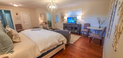 Walnut Hill Cottage - 1BR/BA Studio Walk to Downtown, Fire Pit, Wifi