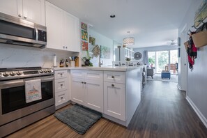 Mikrobølgeovn, oppvaskmaskin, kaffetrakter/tekoker og brødrister