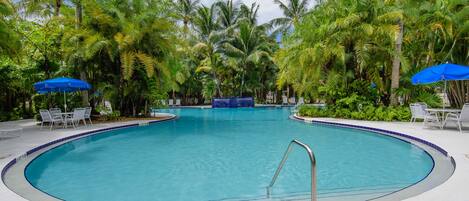 Piscine avec cascade
