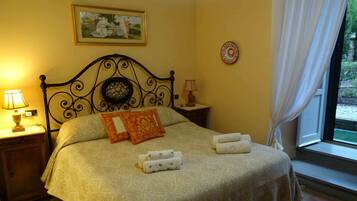 1 Schlafzimmer, Schreibtisch, Bügeleisen/Bügelbrett, Reisekinderbett