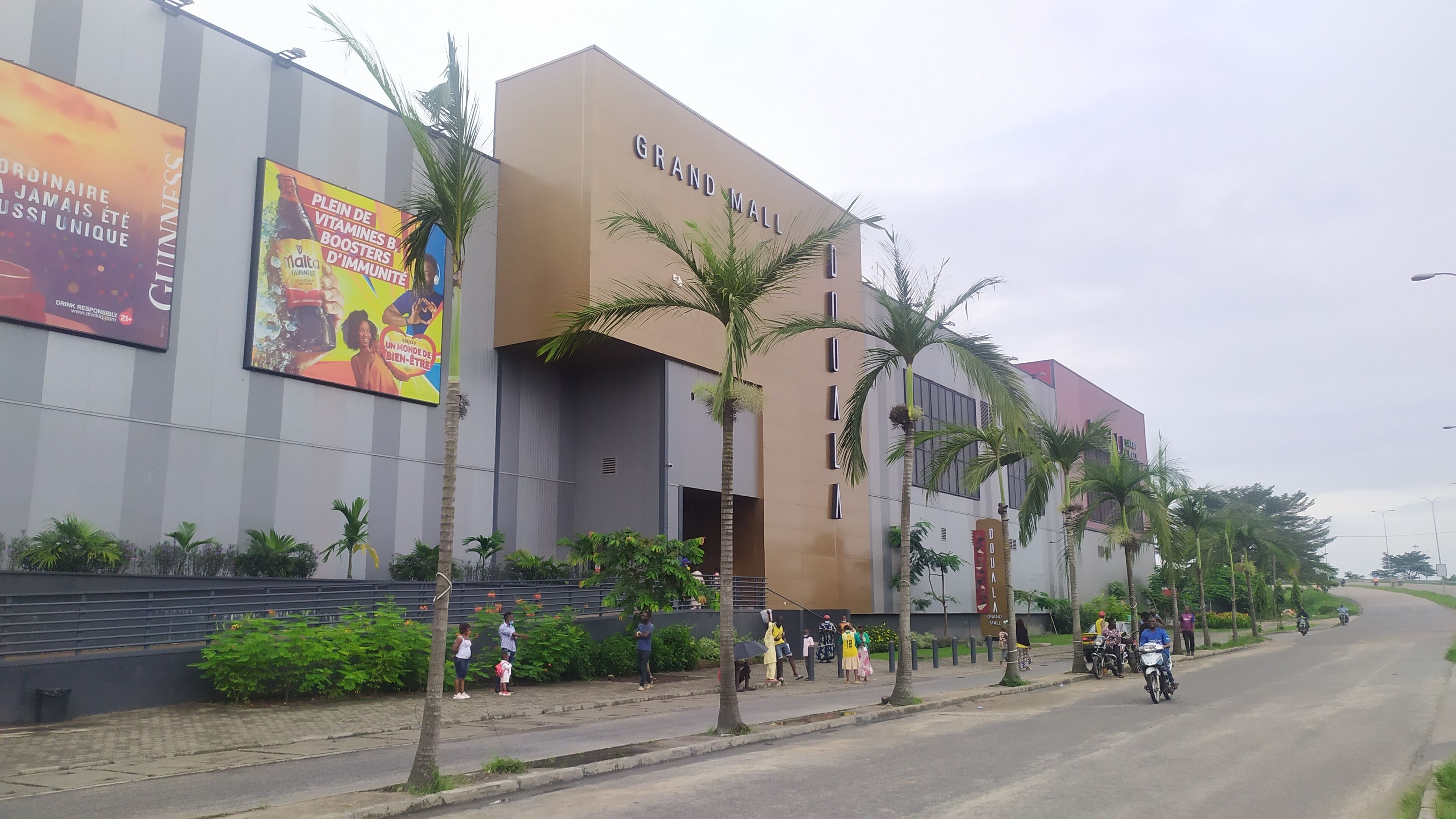 Un edificio moderno con el letrero "Grand Mall" que indica un centro comercial.