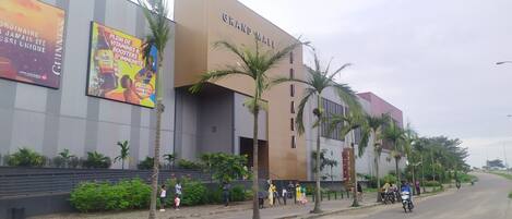 Un edificio moderno con el letrero "Grand Mall" que indica un centro comercial.