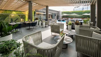 2 bares, salón en el lobby
