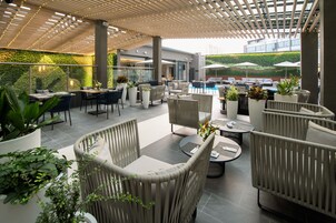 2 bares, salón en el lobby