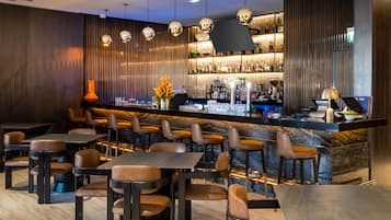 2 bares, salón en el lobby
