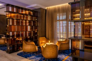 2 bars/lounges, lobby lounge